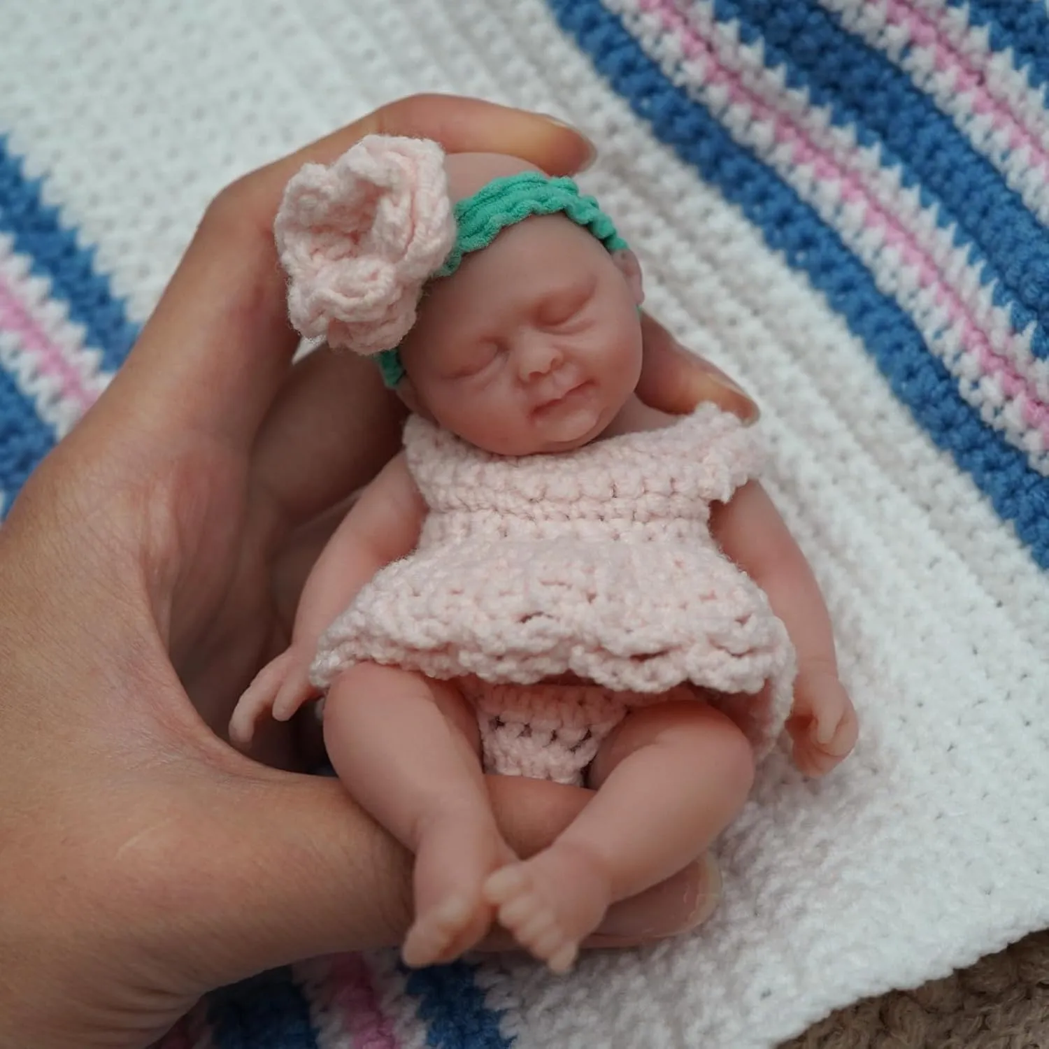 4.5 Inch Mini Reborn Baby Dolls ，Silicone Baby Girl Ellie,Tiny Silicone Baby Dolls ，Mini Realistic Newborn Baby Dolls Silicone Full Body Stress Relief