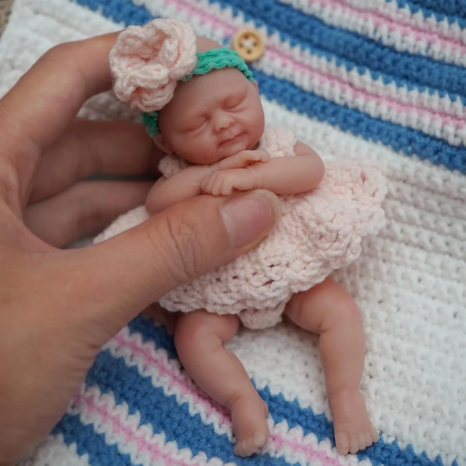 4.5 Inch Mini Reborn Baby Dolls ，Silicone Baby Girl Ellie,Tiny Silicone Baby Dolls ，Mini Realistic Newborn Baby Dolls Silicone Full Body Stress Relief