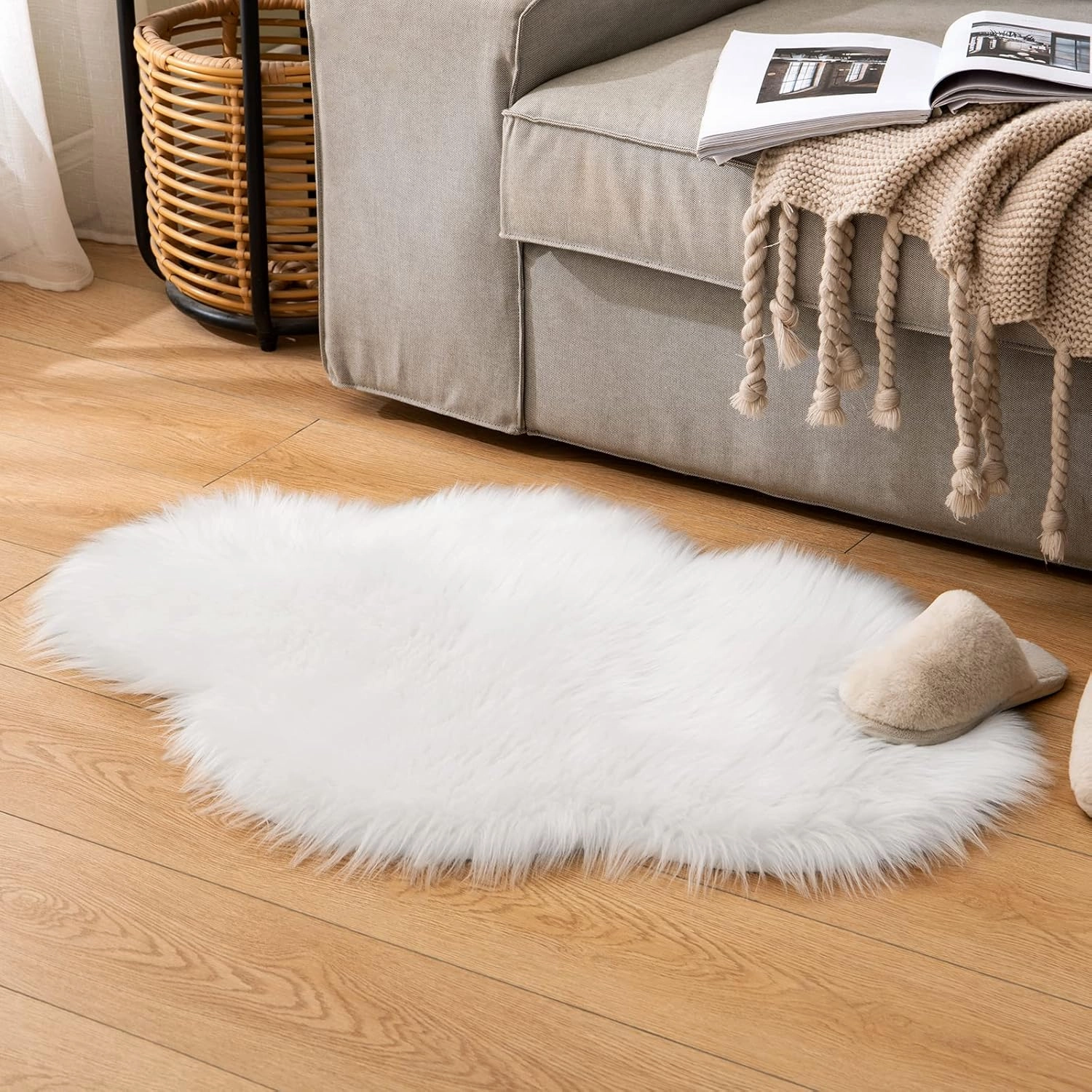 MIULEE Fluffy Rug Soft Shaggy Faux Fur Area Rug Luxury Plush Cloud Shape Carpet for Christmas Decor Bedroom Living Room Sofa Chair 2 x 3 Feet, White