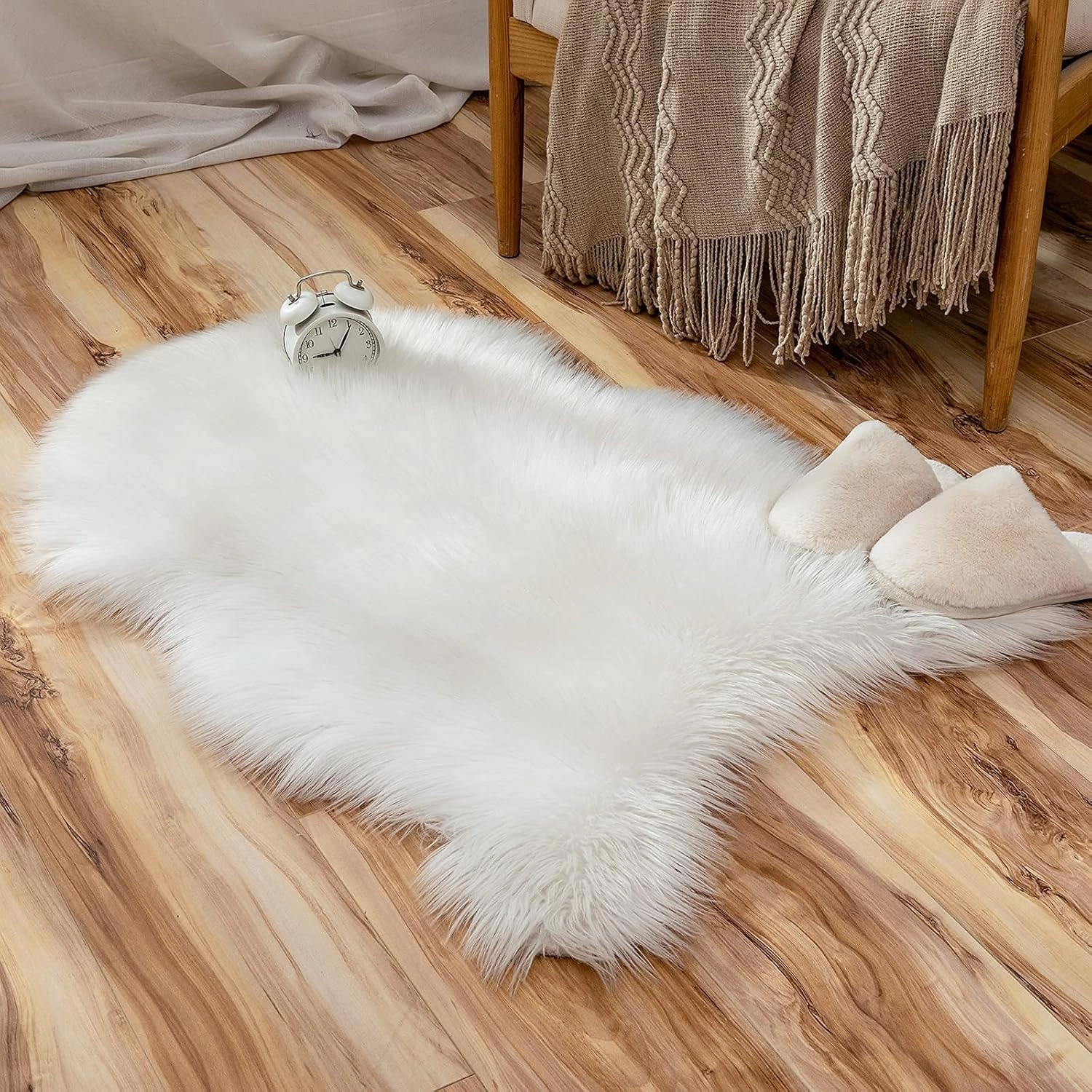 MIULEE Luxury Super Soft Fluffy Area Rug Faux Fur Sheepskin Rug Decorative Christmas Plush Shaggy Carpet for Bedside Sofa Floor Nursery 2 x 3 Feet, White