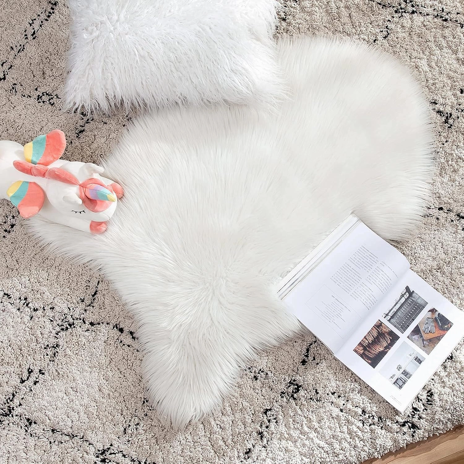 MIULEE Luxury Super Soft Fluffy Area Rug Faux Fur Sheepskin Rug Decorative Christmas Plush Shaggy Carpet for Bedside Sofa Floor Nursery 2 x 3 Feet, White
