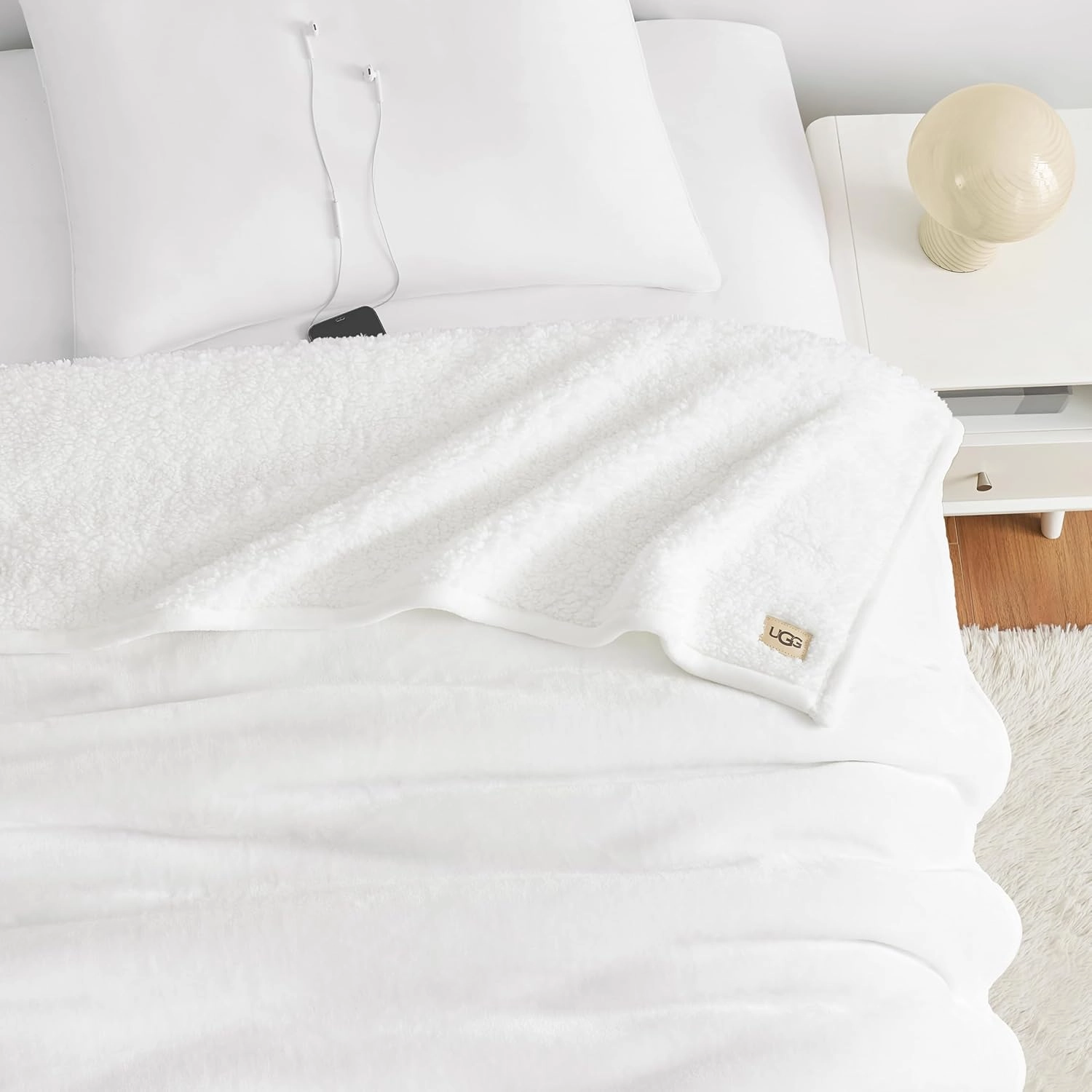 UGG Ariana Twin/Twin XL Blanket Fleece Fluffy Reversible Soft Fuzzy Bedding Cozy Big Plush Warm Oversized Blanket Machine Washable Bedroom Decor for Dorm or Bed, 66-inch x 90-inch, White Snow