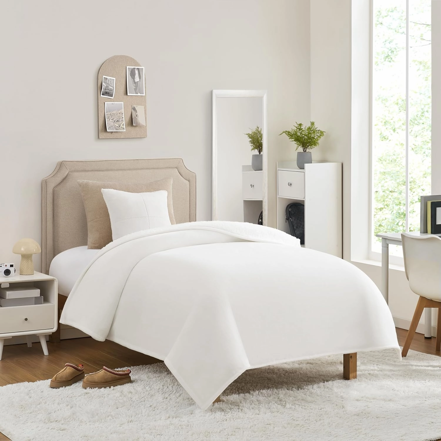 UGG Ariana Twin/Twin XL Blanket Fleece Fluffy Reversible Soft Fuzzy Bedding Cozy Big Plush Warm Oversized Blanket Machine Washable Bedroom Decor for Dorm or Bed, 66-inch x 90-inch, White Snow