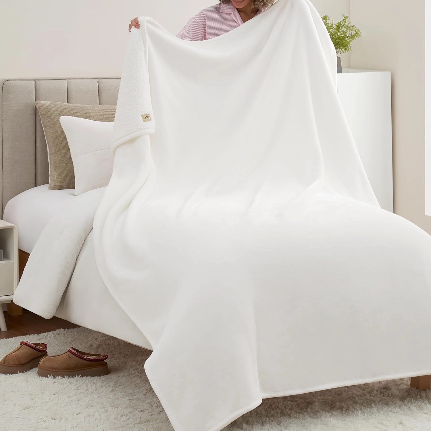 UGG Ariana Twin/Twin XL Blanket Fleece Fluffy Reversible Soft Fuzzy Bedding Cozy Big Plush Warm Oversized Blanket Machine Washable Bedroom Decor for Dorm or Bed, 66-inch x 90-inch, White Snow