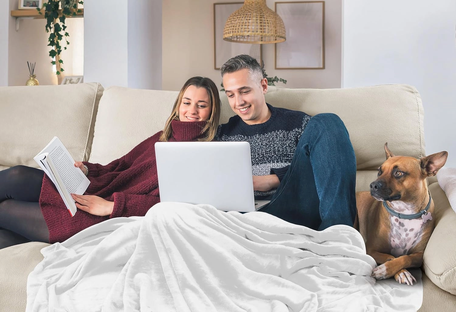 Utopia Bedding Fleece Blanket Full Size White 300GSM Luxury Fuzzy Soft Anti-Static Microfiber Bed Blanket (90x84 Inch)